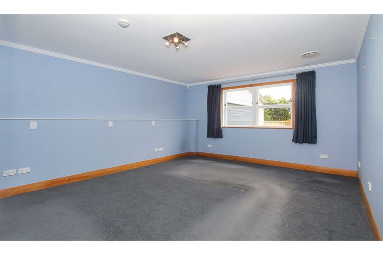 Photo of property in 24 Howard Road, Northcote, Auckland, 0627