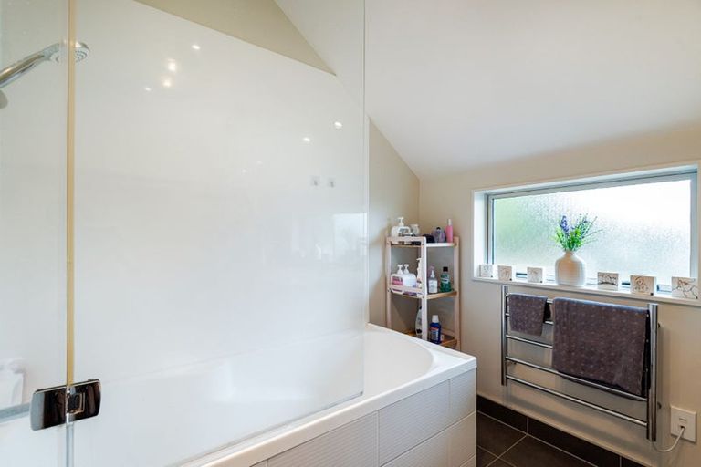 Photo of property in 17 Nimstedt Avenue, Oteha, Auckland, 0632