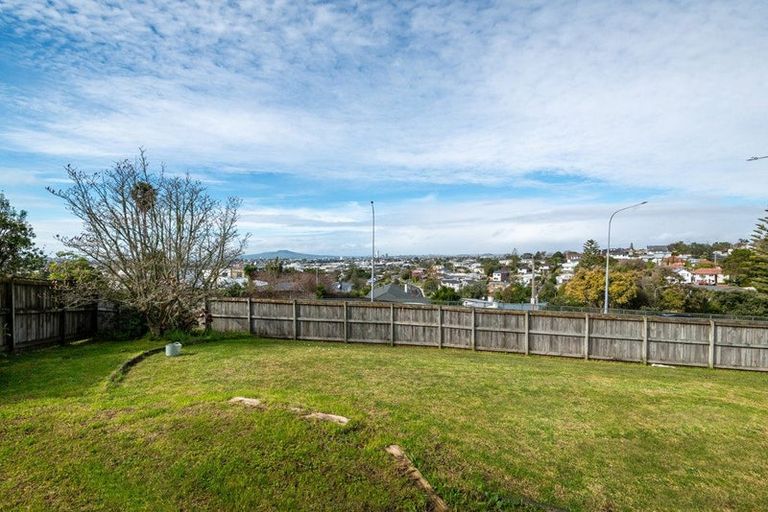 Photo of property in 520 Glenfield Road, Glenfield, Auckland, 0629
