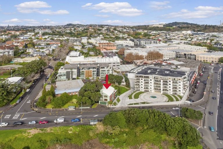 Photo of property in 112 Gladstone Road, Parnell, Auckland, 1052