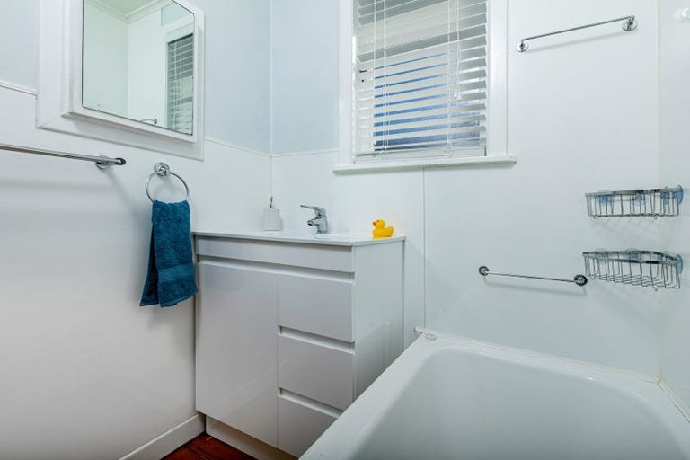 Photo of property in 15 Preston Avenue, Henderson, Auckland, 0610