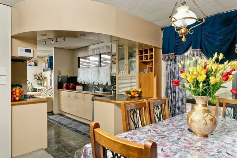 Photo of property in 80 Totaravale Drive, Totara Vale, Auckland, 0629