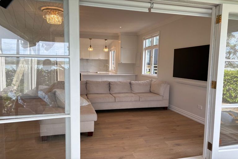 Photo of property in 43a Pohutukawa Avenue, Red Beach, 0932