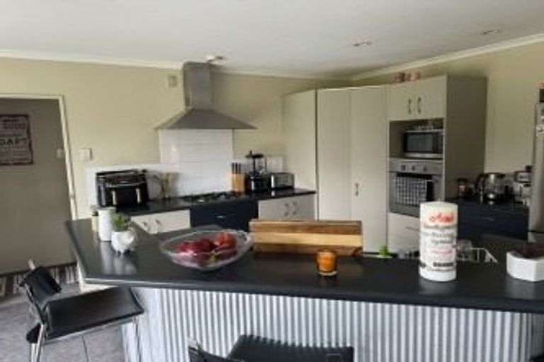 Photo of property in 73 Guildford Drive, Paraparaumu, 5032