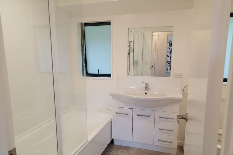 Photo of property in 5 Kemp Road, Massey, Auckland, 0614