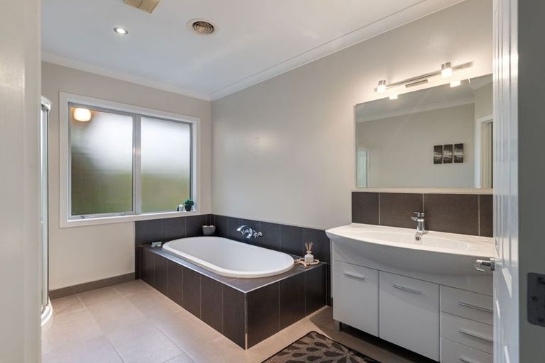 Photo of property in 37 La Lena Grove, Fitzherbert, Palmerston North, 4410