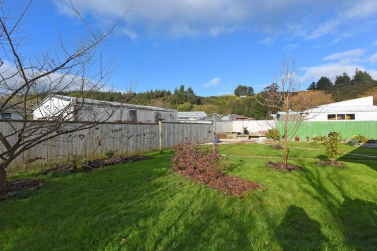 Photo of property in 54 Hillside Drive, Maoribank, Upper Hutt, 5018
