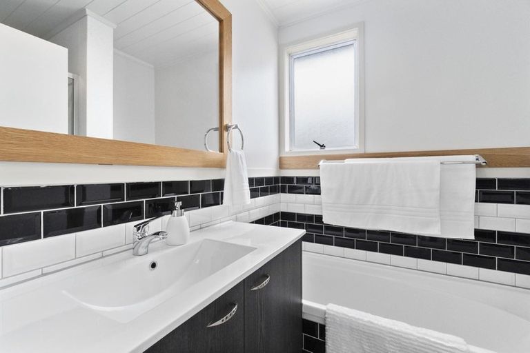 Photo of property in 1/227 Waitemata Drive, Ranui, Auckland, 0612