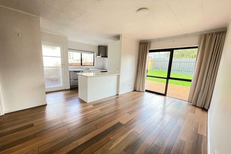 Photo of property in 2/1 Landsdale Place, Massey, Auckland, 0614