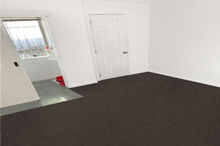 Photo of property in 12 Medina Place, Half Moon Bay, Auckland, 2012