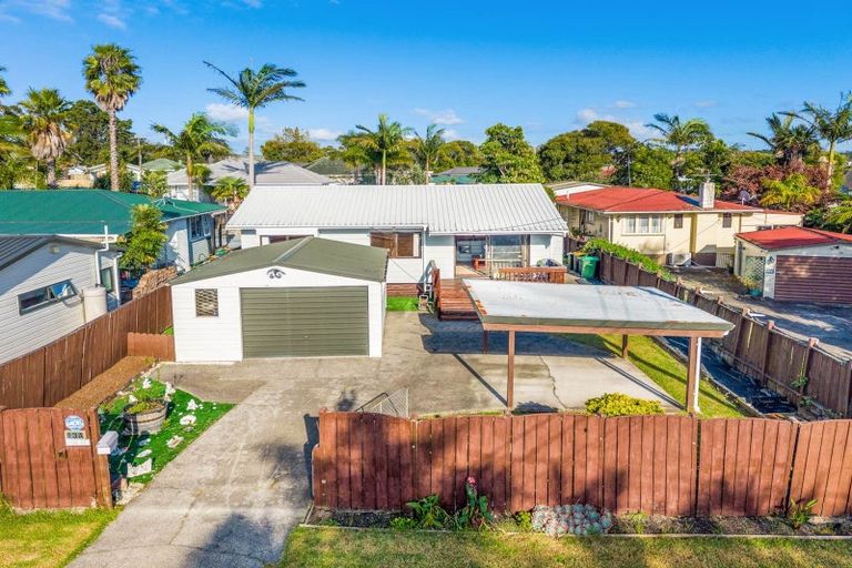 Photo of property in 13a Ward Crescent, Te Atatu Peninsula, Auckland, 0610