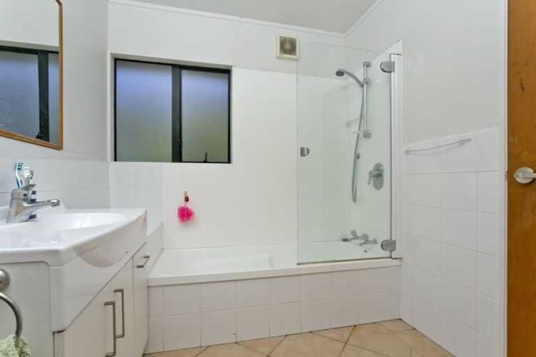 Photo of property in 10 Camilla Grove, Totara Vale, Auckland, 0629