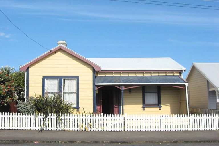 Photo of property in 8 Morley Street, New Plymouth, 4310