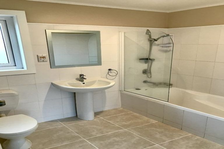 Photo of property in 6 Blandford Way, Newlands, Wellington, 6037