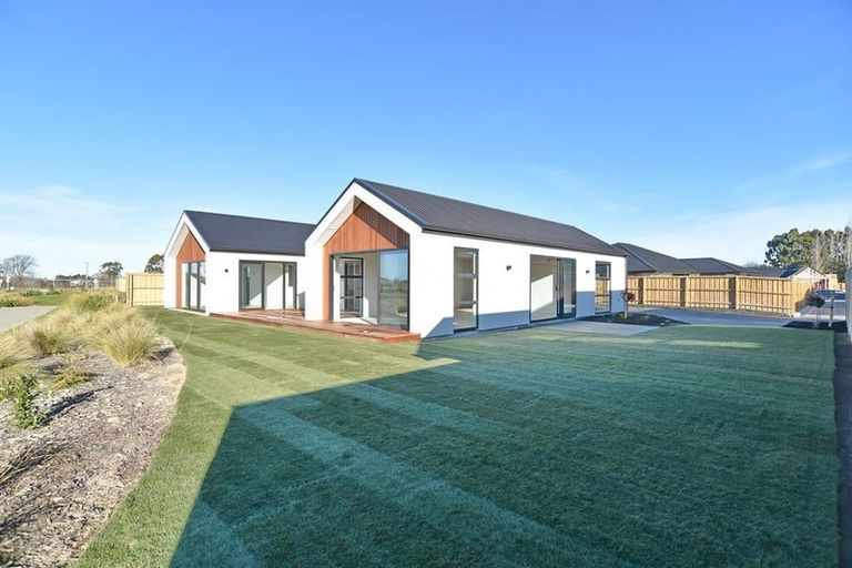 Photo of property in 17 Angus Place, Rangiora, 7400