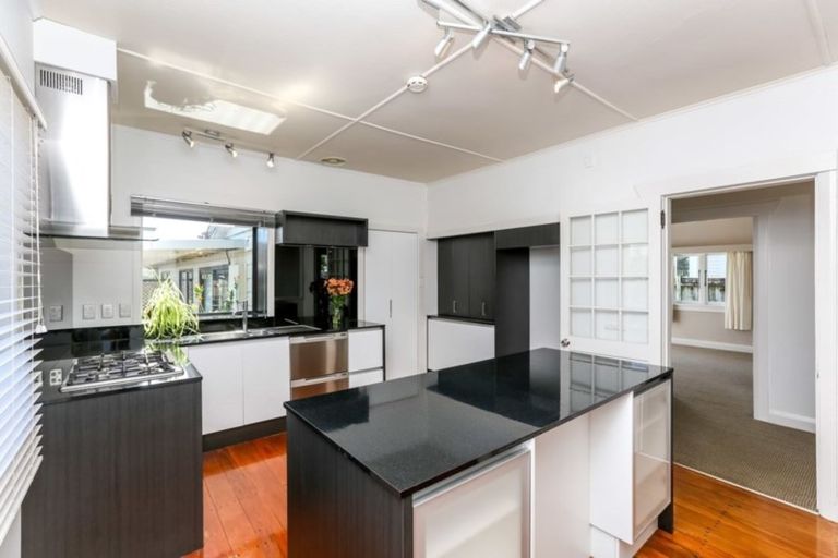 Photo of property in 421 Mangorei Road, Highlands Park, New Plymouth, 4312
