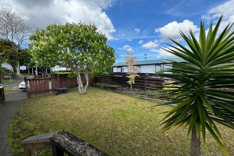 Photo of property in 2/76 Parrs Cross Road, Henderson, Auckland, 0612