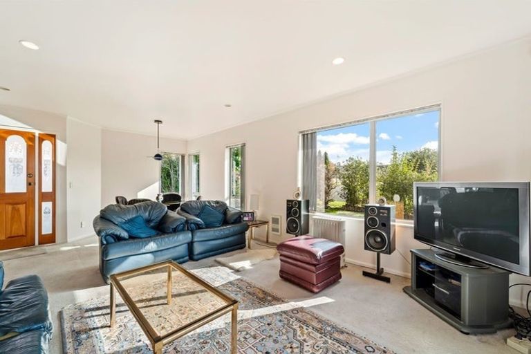 Photo of property in 32 Heversham Place, Glendene, Auckland, 0602