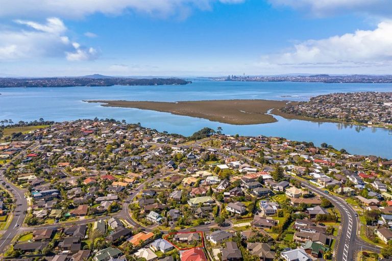 Photo of property in 15 Ballini Rise, West Harbour, Auckland, 0618