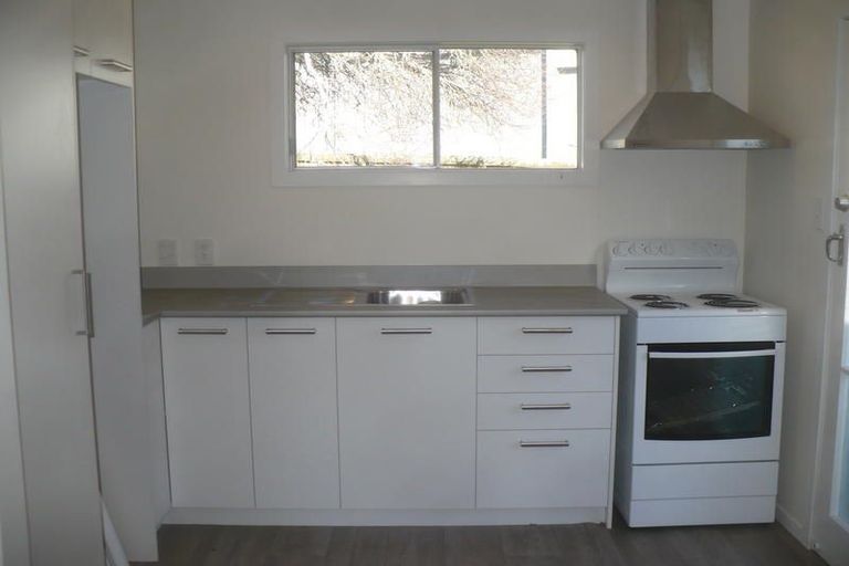 Photo of property in 2 Vera Road, Te Atatu South, Auckland, 0610