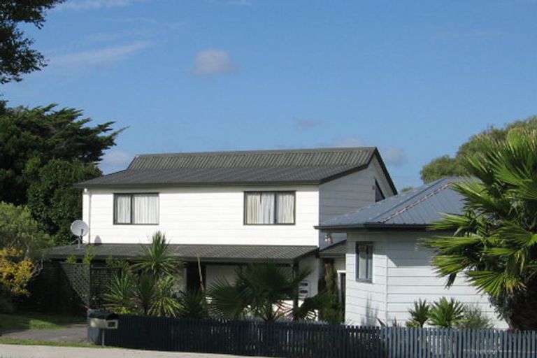 Photo of property in 61 Hobsonville Road, West Harbour, Auckland, 0618
