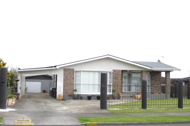 Photo of property in 12 Waiwera Place, Merrilands, New Plymouth, 4312