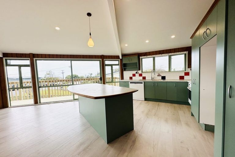 Photo of property in 1413 Whangaparaoa Road, Army Bay, Whangaparaoa, 0930