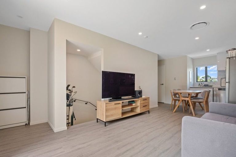 Photo of property in 111 Trias Road, Totara Vale, Auckland, 0629