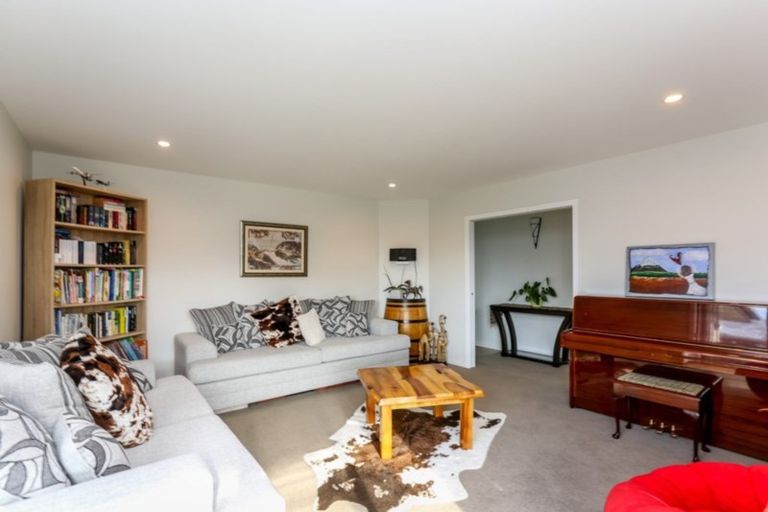 Photo of property in 14 Te Arakete Place, Hurworth, New Plymouth, 4310