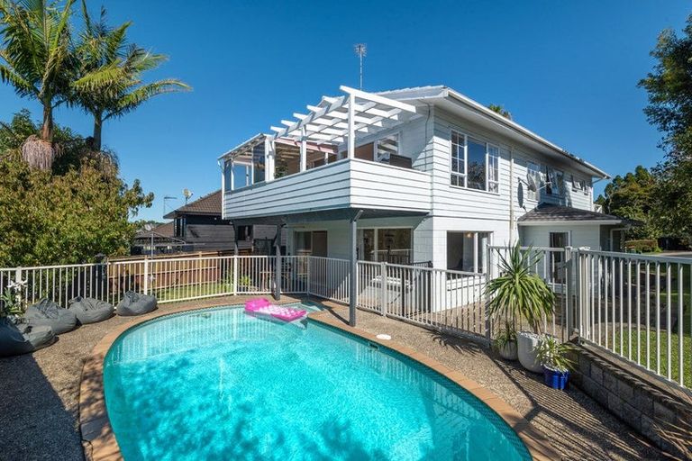 Photo of property in 26 Holdaway Avenue, Northcote, Auckland, 0627
