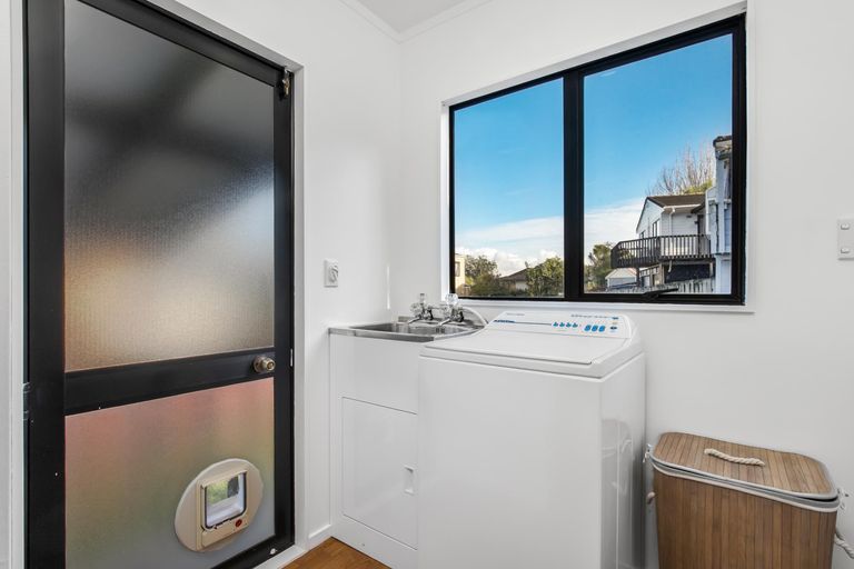 Photo of property in 2/9 Heathglen Place, Bayview, Auckland, 0629