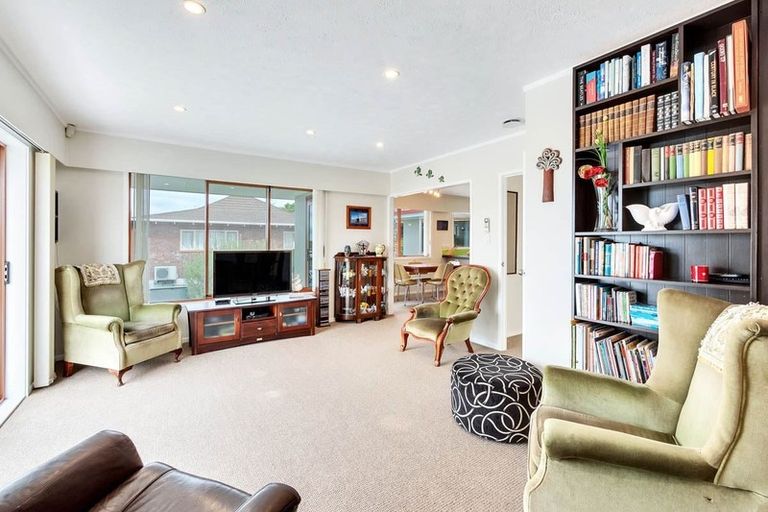 Photo of property in 11 Robin Lane, Browns Bay, Auckland, 0630