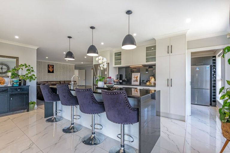 Photo of property in 2 Tutakarae Road, Kelvin Grove, Palmerston North, 4470