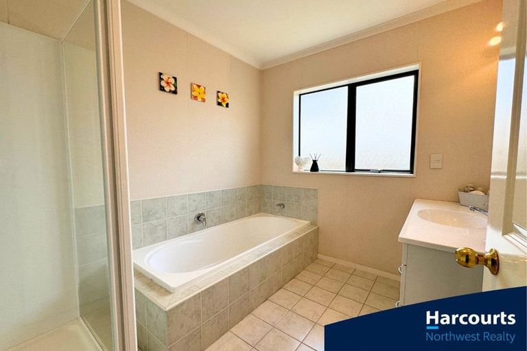 Photo of property in 20 Reybert Place, Massey, Auckland, 0614