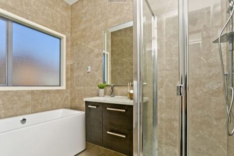 Photo of property in 1b Lynwood Road, New Lynn, Auckland, 0600