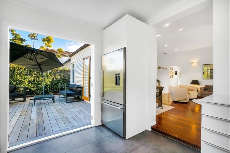 Photo of property in 22 Wright Road, Point Chevalier, Auckland, 1022