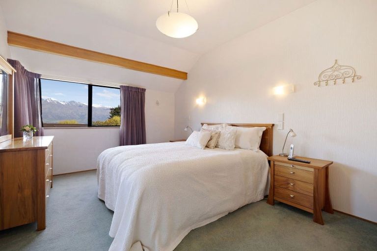 Photo of property in 9 Greenstone Place, Fernhill, Queenstown, 9300