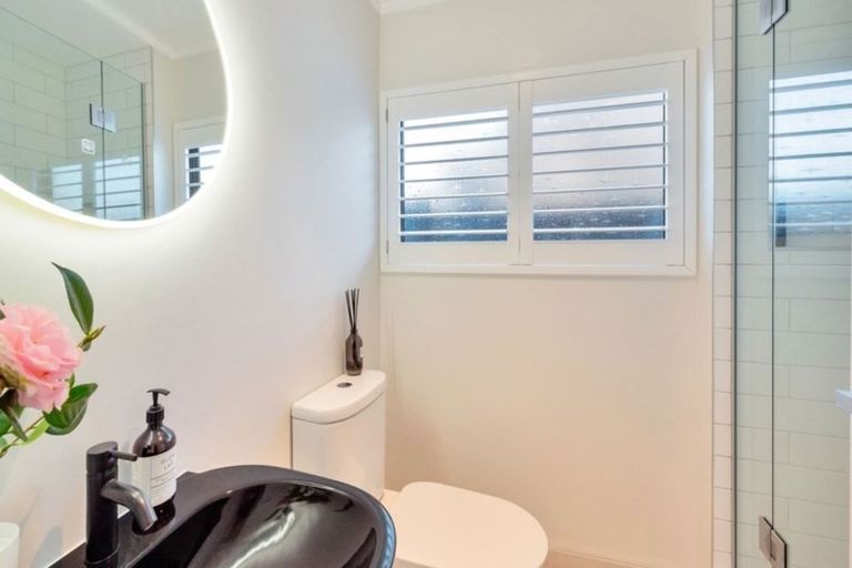 Photo of property in 1/8 Commodore Parry Road, Castor Bay, Auckland, 0620