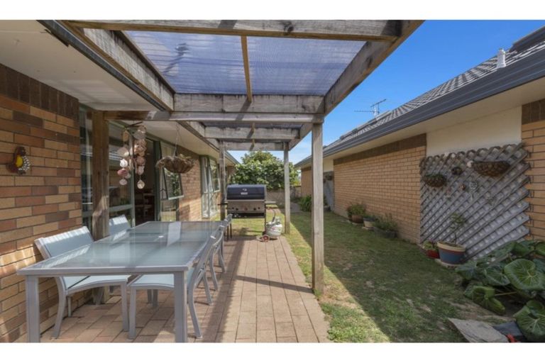 Photo of property in 3/12-20 Northcross Drive, Oteha, Auckland, 0632