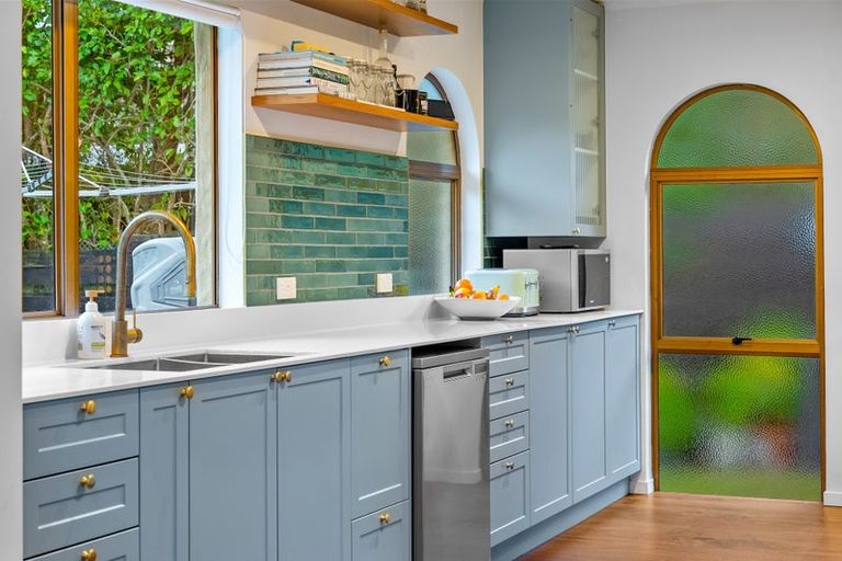 Photo of property in 84 Chelsea View Drive, Chatswood, Auckland, 0626