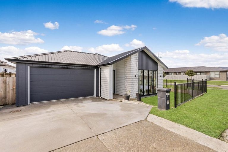 Photo of property in 2 Poutawa Lane, Clarks Beach, 2122