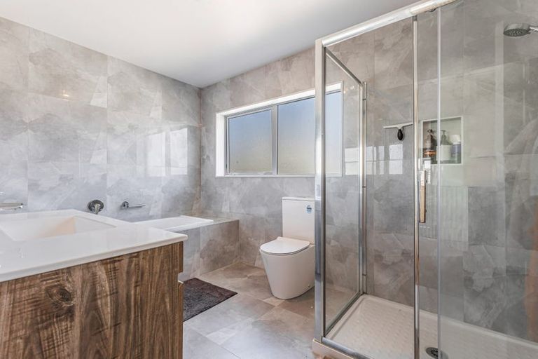 Photo of property in 5 Dawnhaven Drive, Te Atatu Peninsula, Auckland, 0610