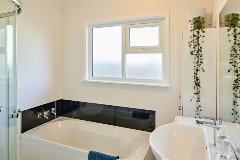 Photo of property in 1 East Grove, Alicetown, Lower Hutt, 5010