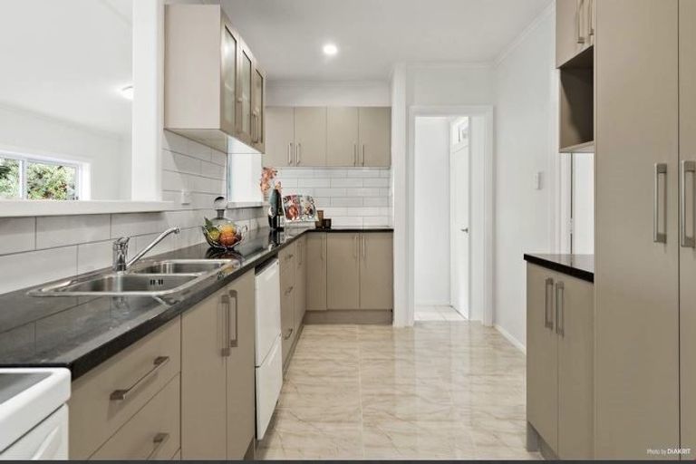 Photo of property in 21 Golf Road, New Lynn, Auckland, 0600