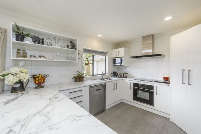 Photo of property in 24 Greenwood Place, Fitzherbert, Palmerston North, 4410