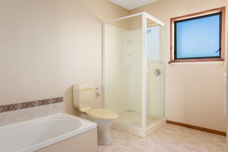 Photo of property in 14 Marina View, Paremata, Porirua, 5026