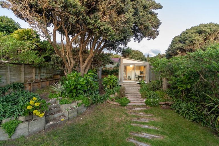 Photo of property in 121 The Parade, Paekakariki, 5034