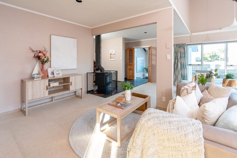 Photo of property in 113 Field Way, Waikanae Beach, Waikanae, 5036