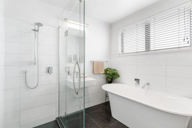 Photo of property in 38 Exmouth Road, Northcote, Auckland, 0627