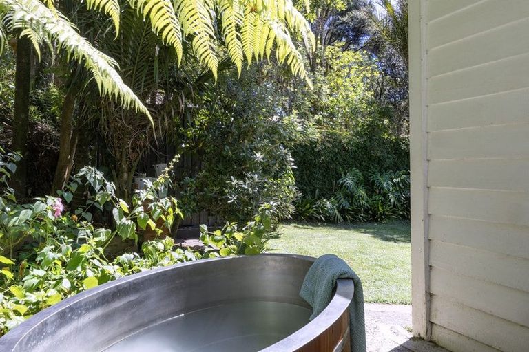 Photo of property in 37 Glenesk Road, Piha, New Lynn, 0772